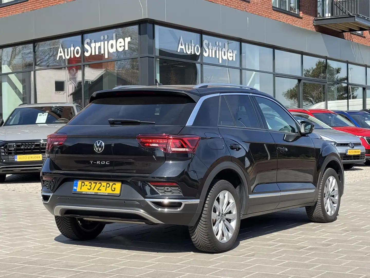 Volkswagen T-Roc 1.5 TSI Sport 150pk Automaat | NAV | APP-Connect | Noir - 2
