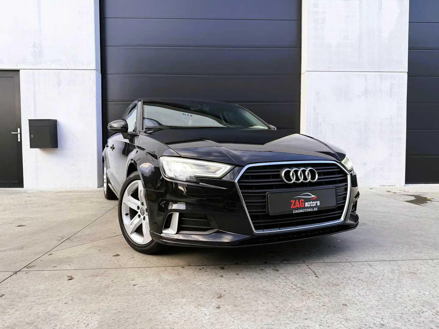 Audi A3 A3 1.0 TFSI Limousine sport Zwart - 1
