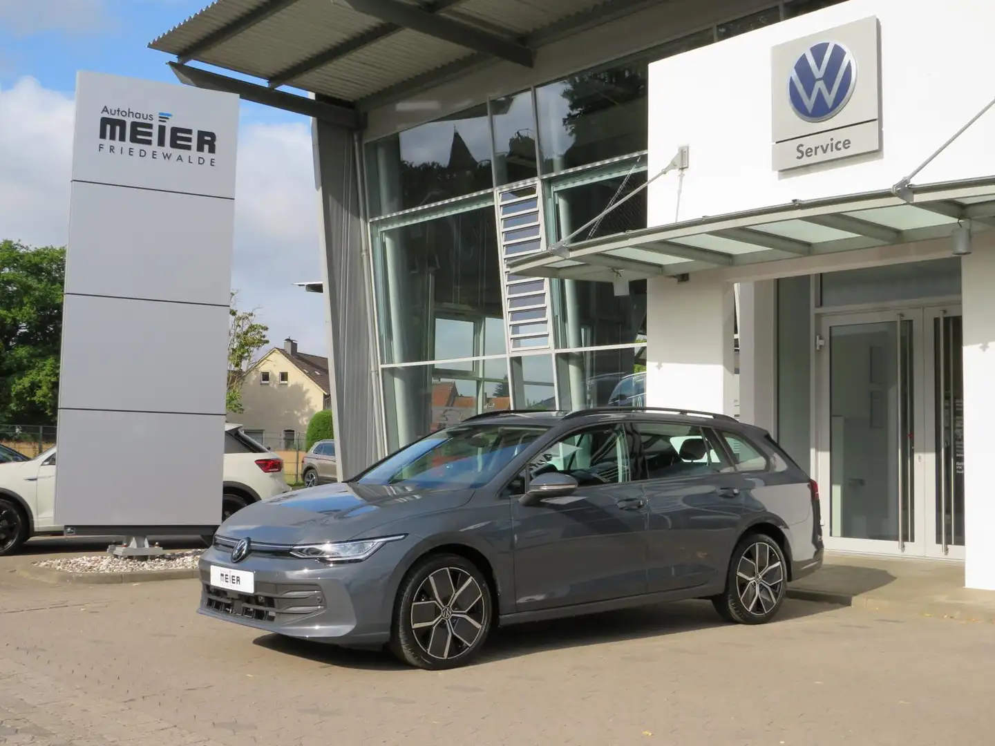 Volkswagen Golf VIII Variant Life 1.5e TSI DSG APP Kamera Grijs - 2