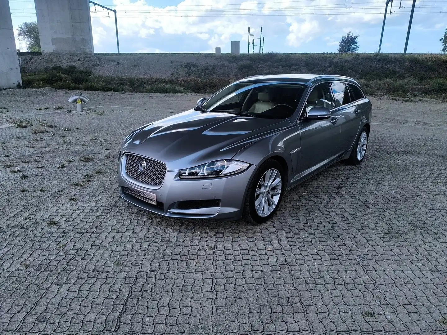 Jaguar XF XF 2.2 Diesel Sportbrake Silber - 1