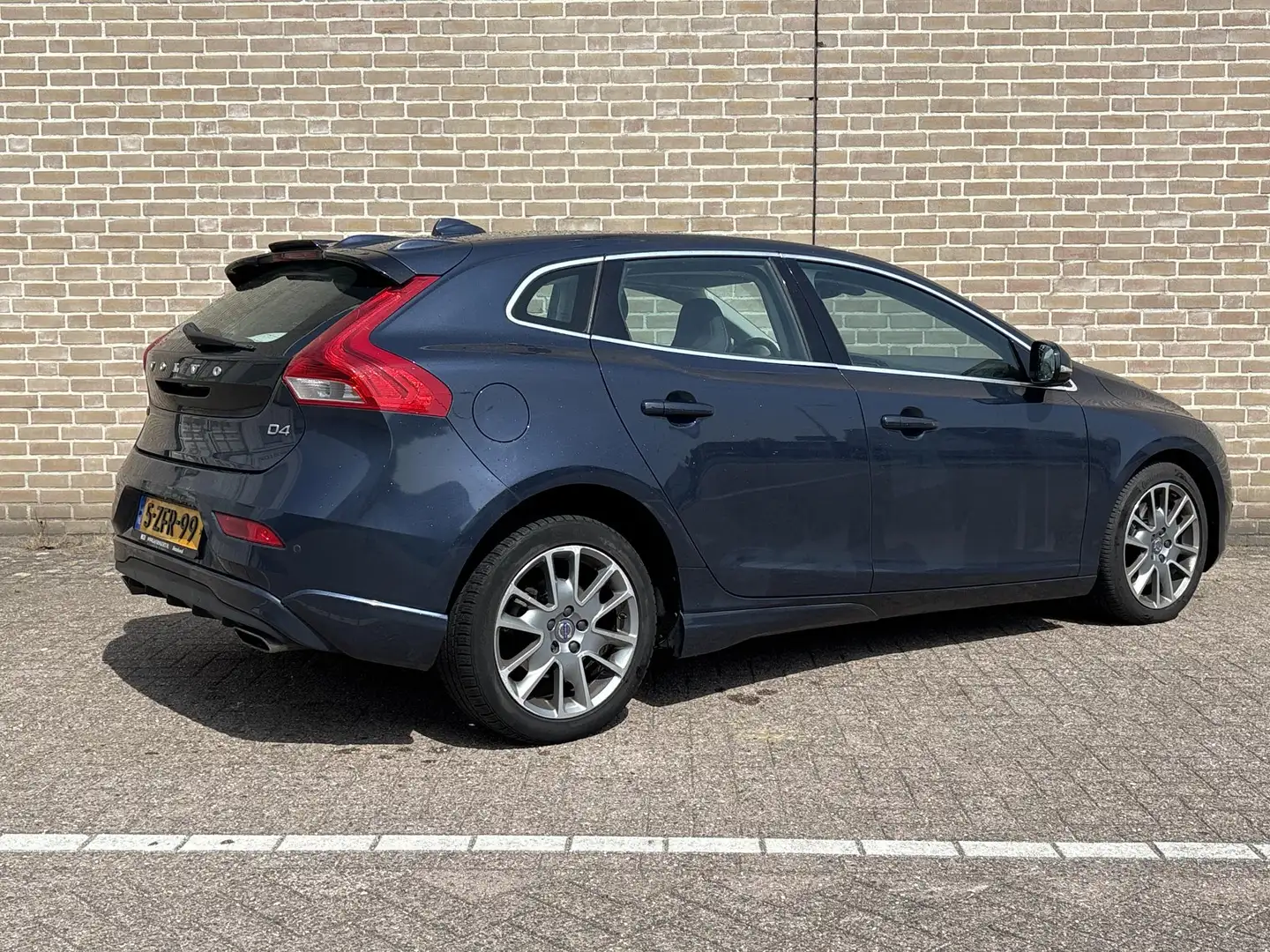 Volvo V40 2.0 D4 Momentum Business | Climate | Cruise | Navi Blauw - 2