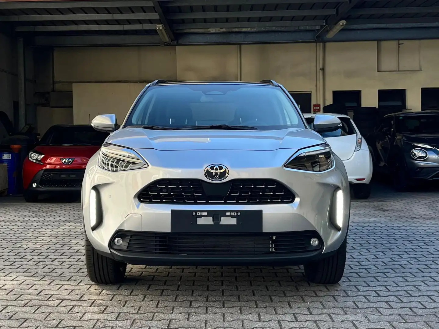 Toyota Yaris Cross 1.5 Hybrid 5p. E-CVT Lounge Grijs - 2