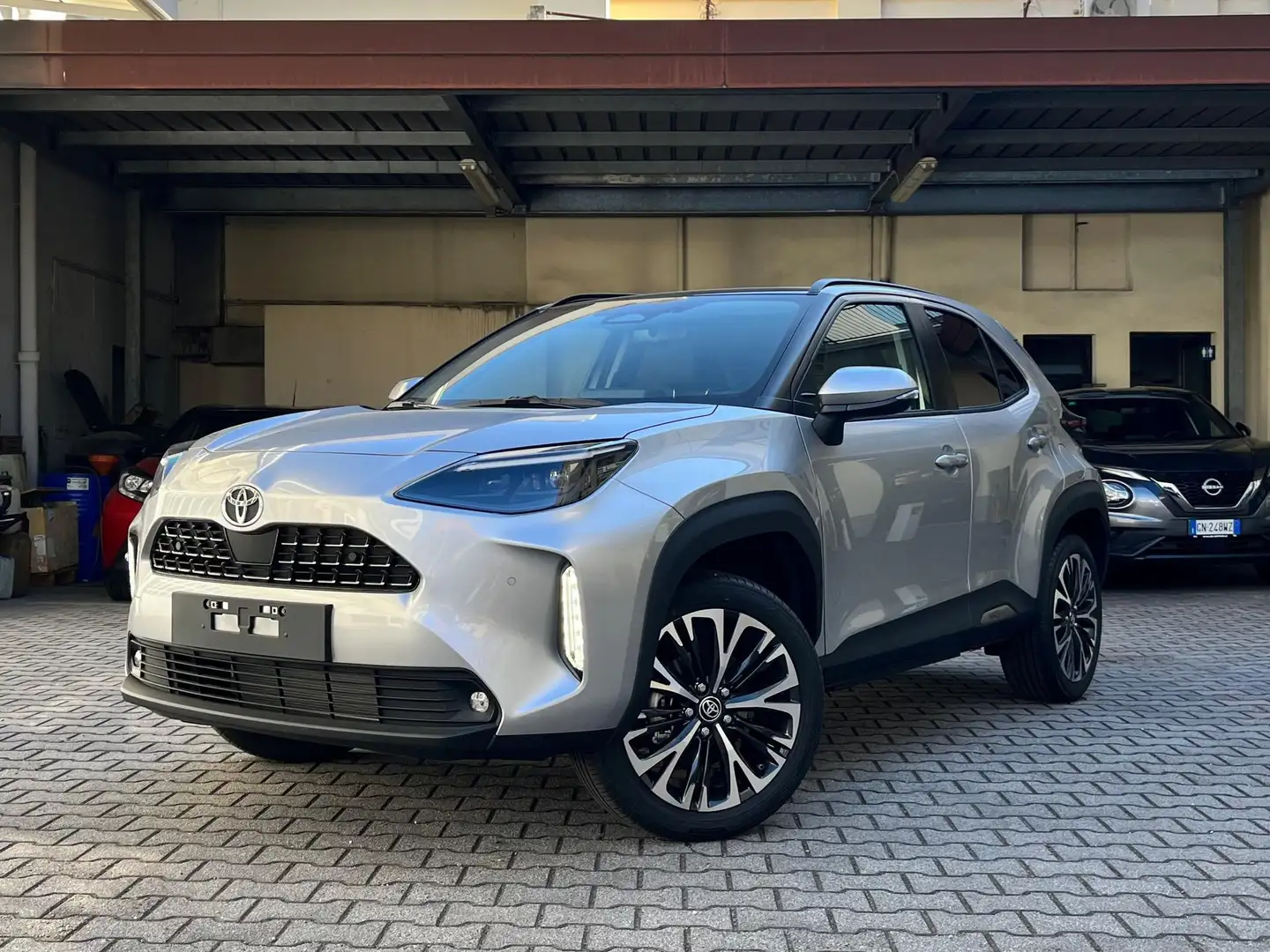 Toyota Yaris Cross 1.5 Hybrid 5p. E-CVT Lounge Grijs - 1
