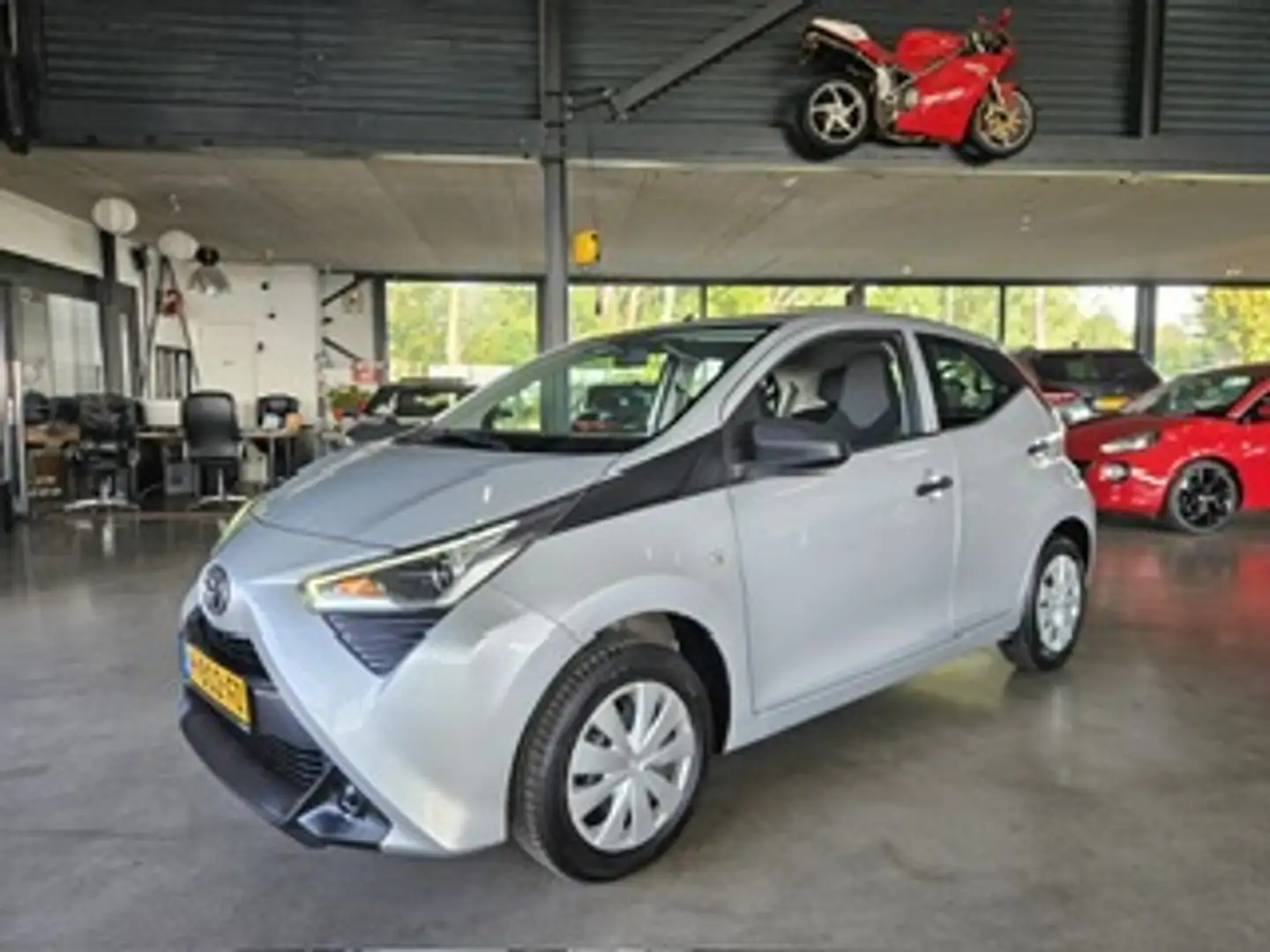 Toyota Aygo 1.0 VVT-i 72pk 5D x-fun Grijs - 1