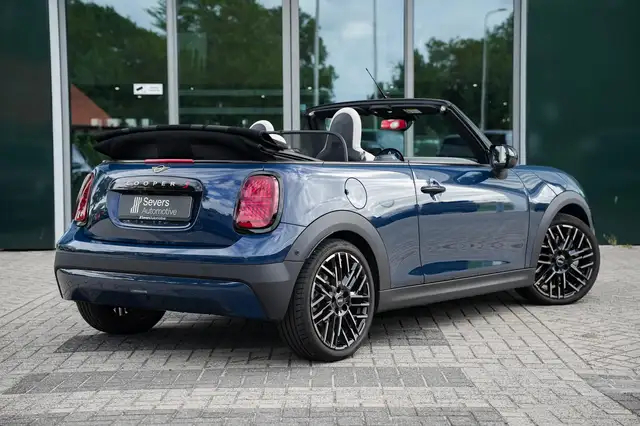 MINI Convertible view 3