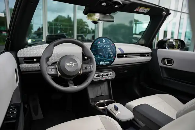 MINI Convertible view 4