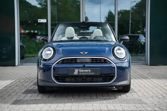 MINI Convertible view 8