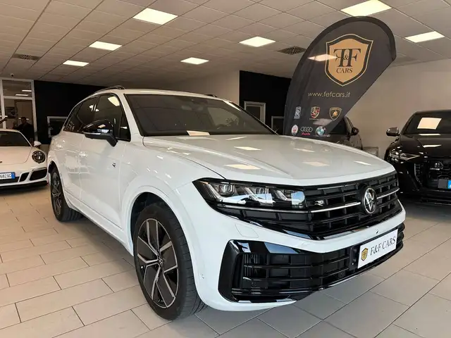 Volkswagen Touareg view 3