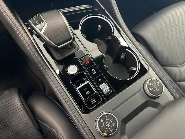 Volkswagen Touareg view 9