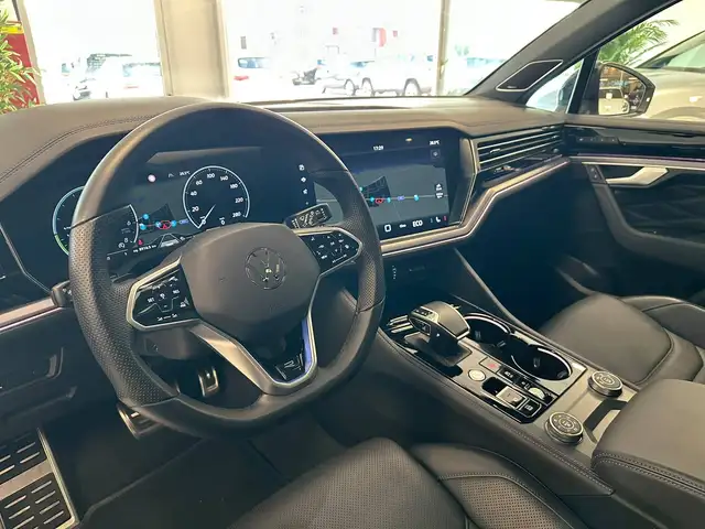 Volkswagen Touareg view 7