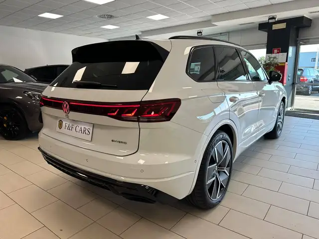 Volkswagen Touareg view 4