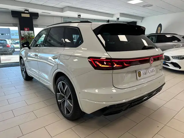 Volkswagen Touareg view 6