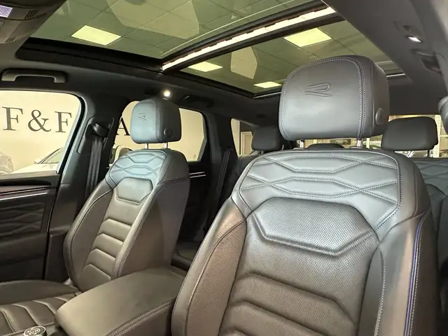 Volkswagen Touareg view 14
