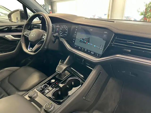 Volkswagen Touareg view 8