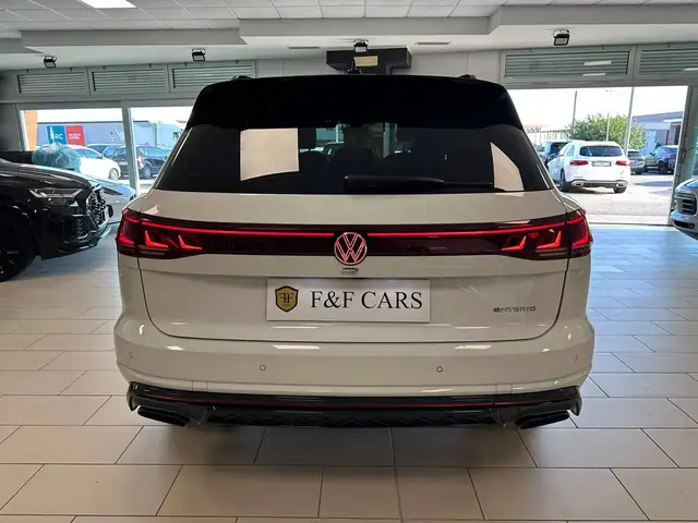 Volkswagen Touareg view 5