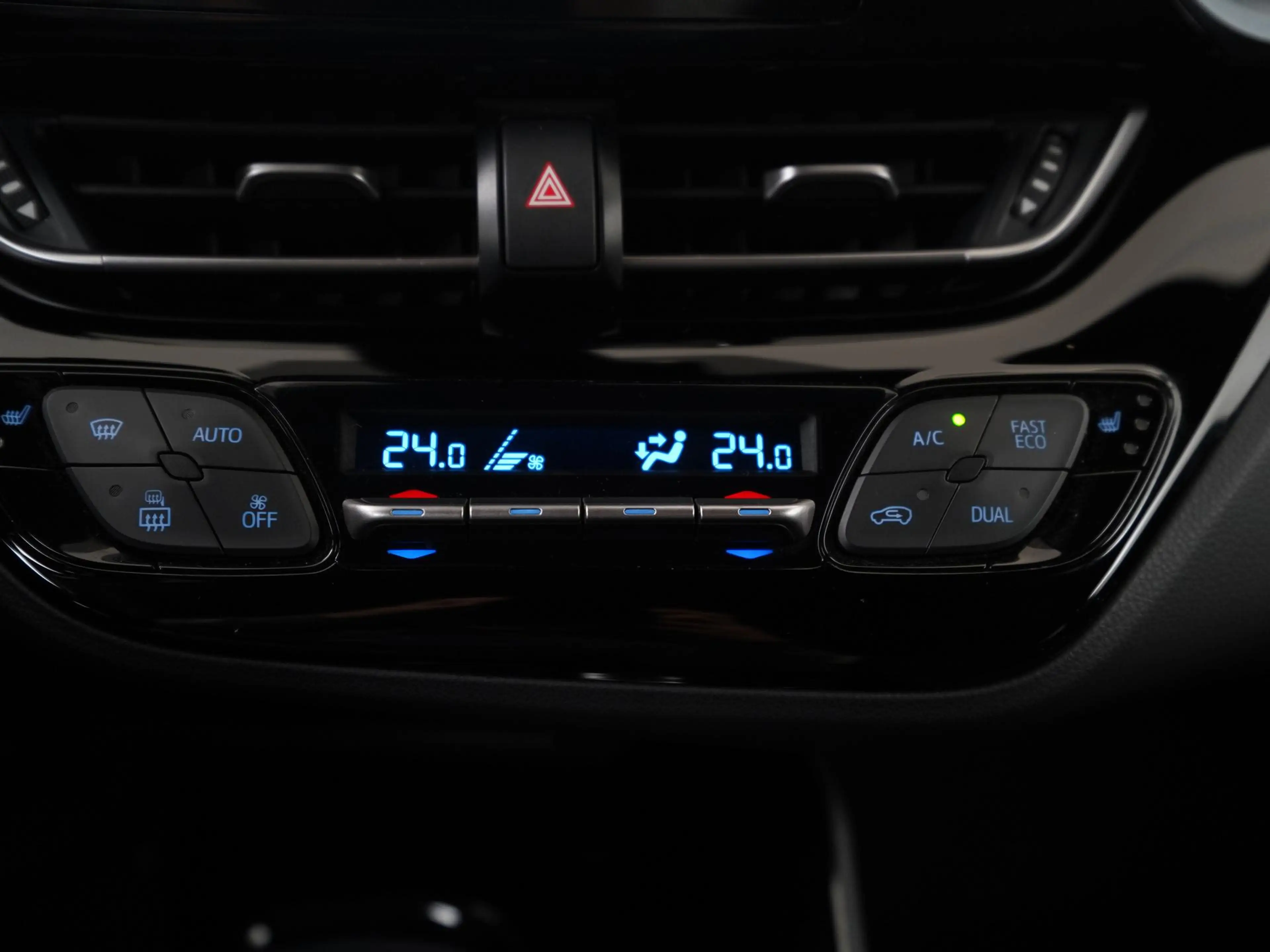 Toyota C-HR 1.8 Hybrid Dynamic | Trekhaak | ACC | Camera | Car — photo 11