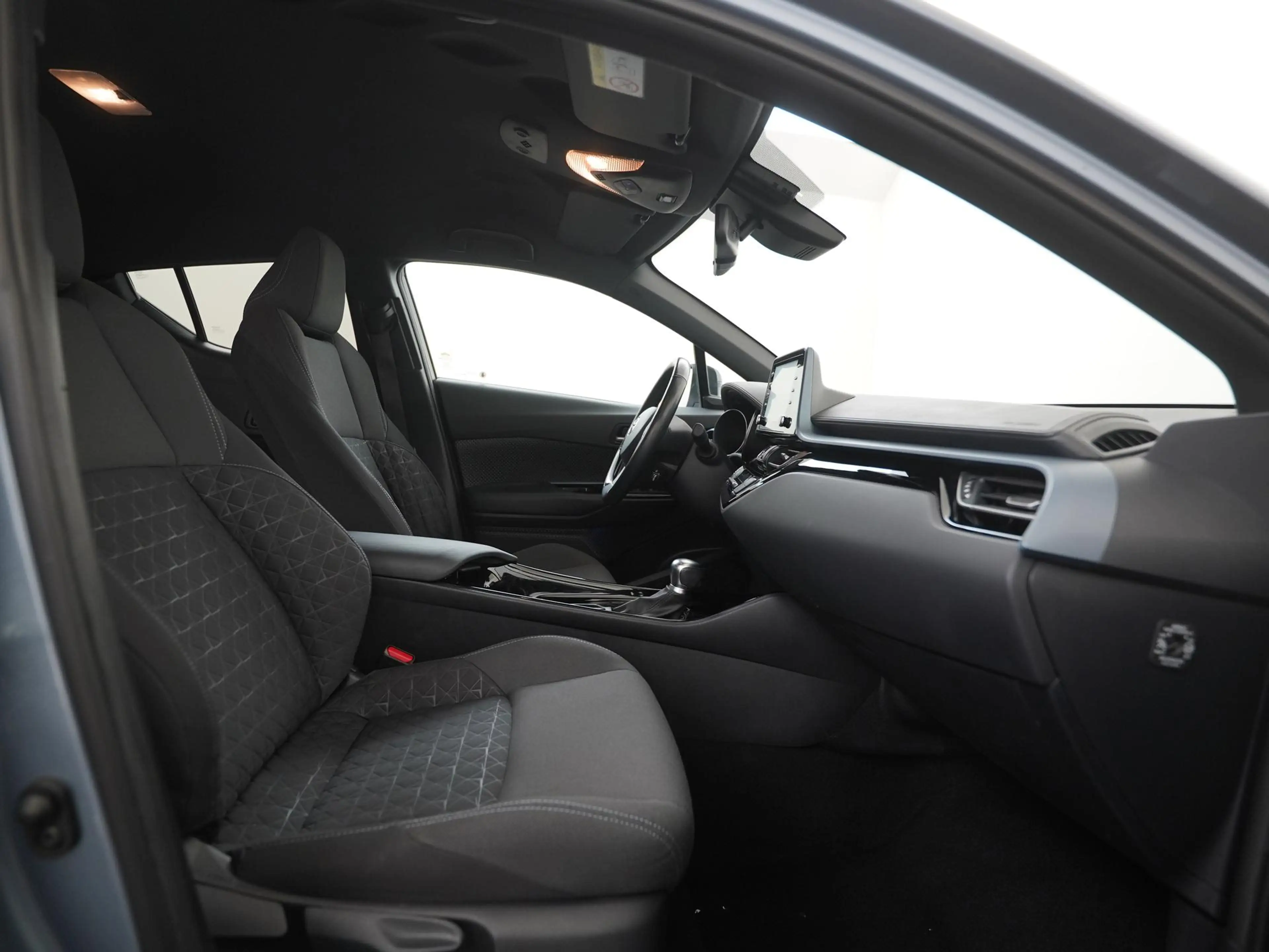 Toyota C-HR 1.8 Hybrid Dynamic | Trekhaak | ACC | Camera | Car — photo 3
