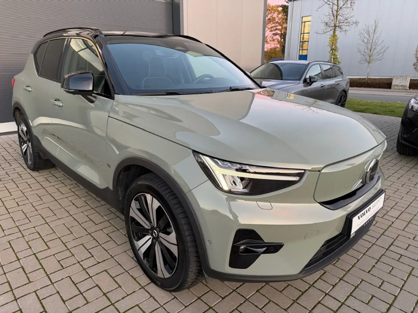 Volvo XC40 Ultimate Pure Electric AWD StandHZG Pano Cockpit M Grün - 2
