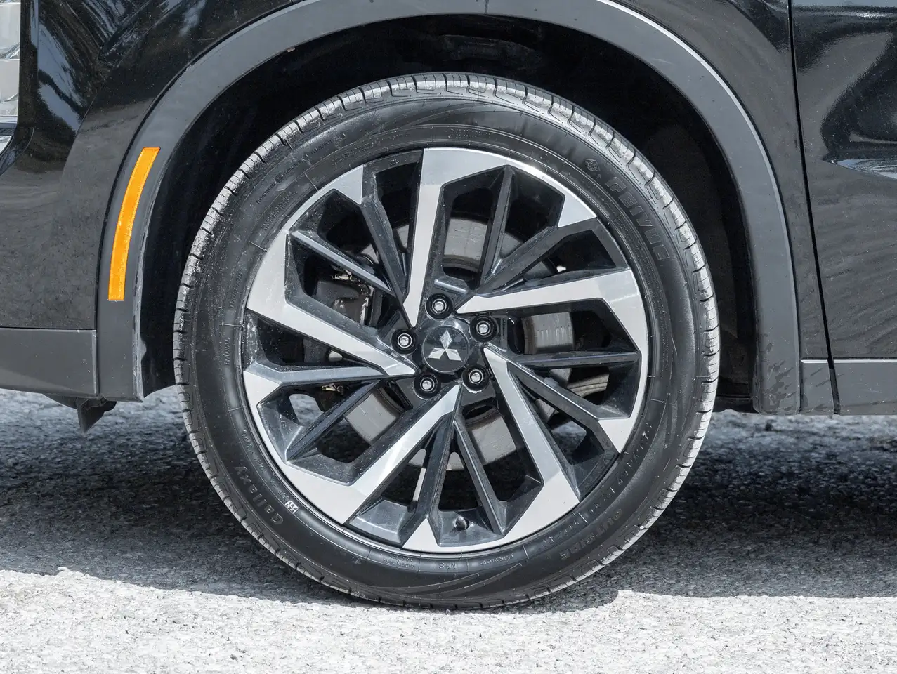 Mitsubishi Outlander photo Mitsubishi Outlander