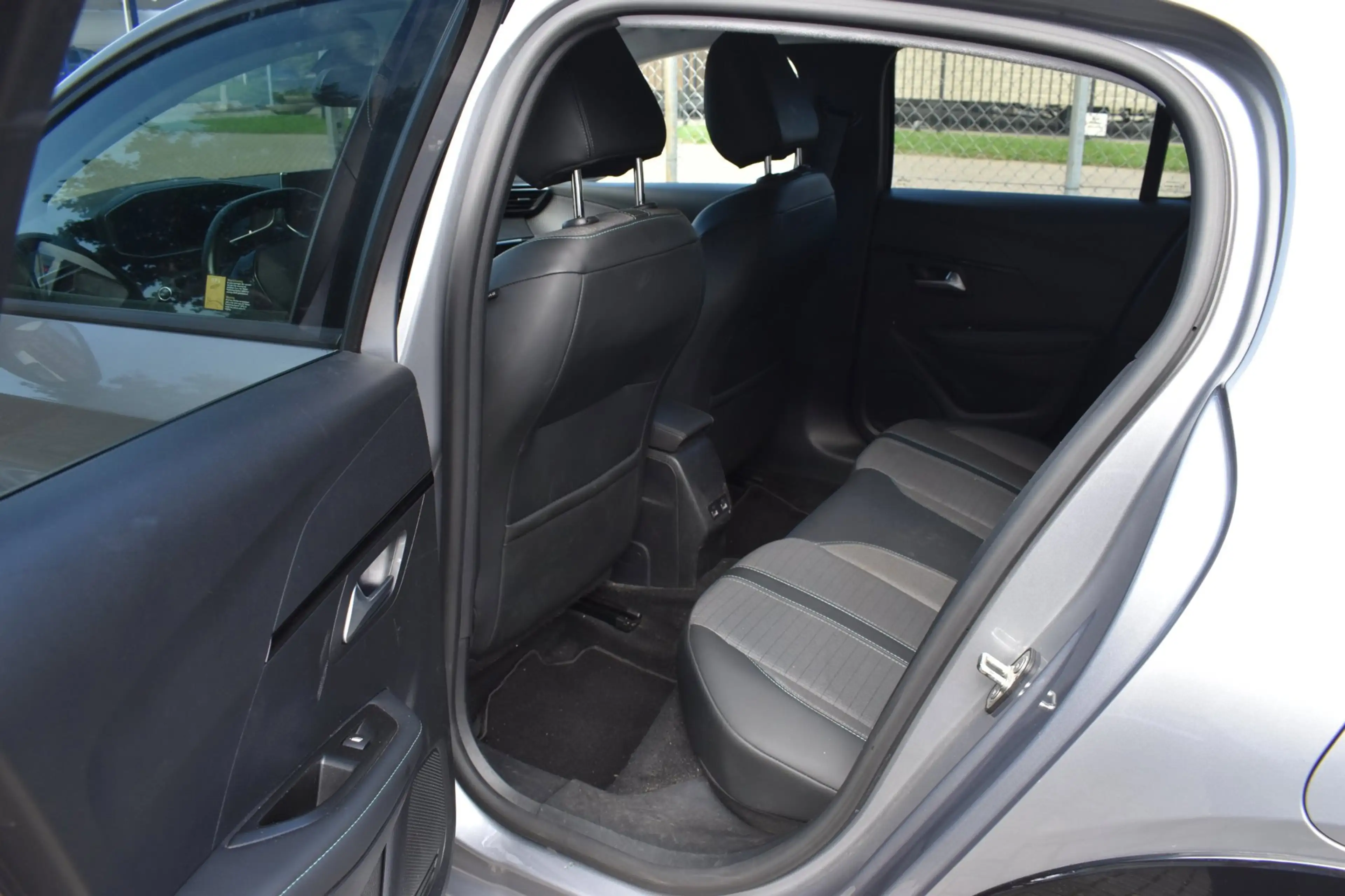 Peugeot e-208 EV Allure 50 kWh — photo 11