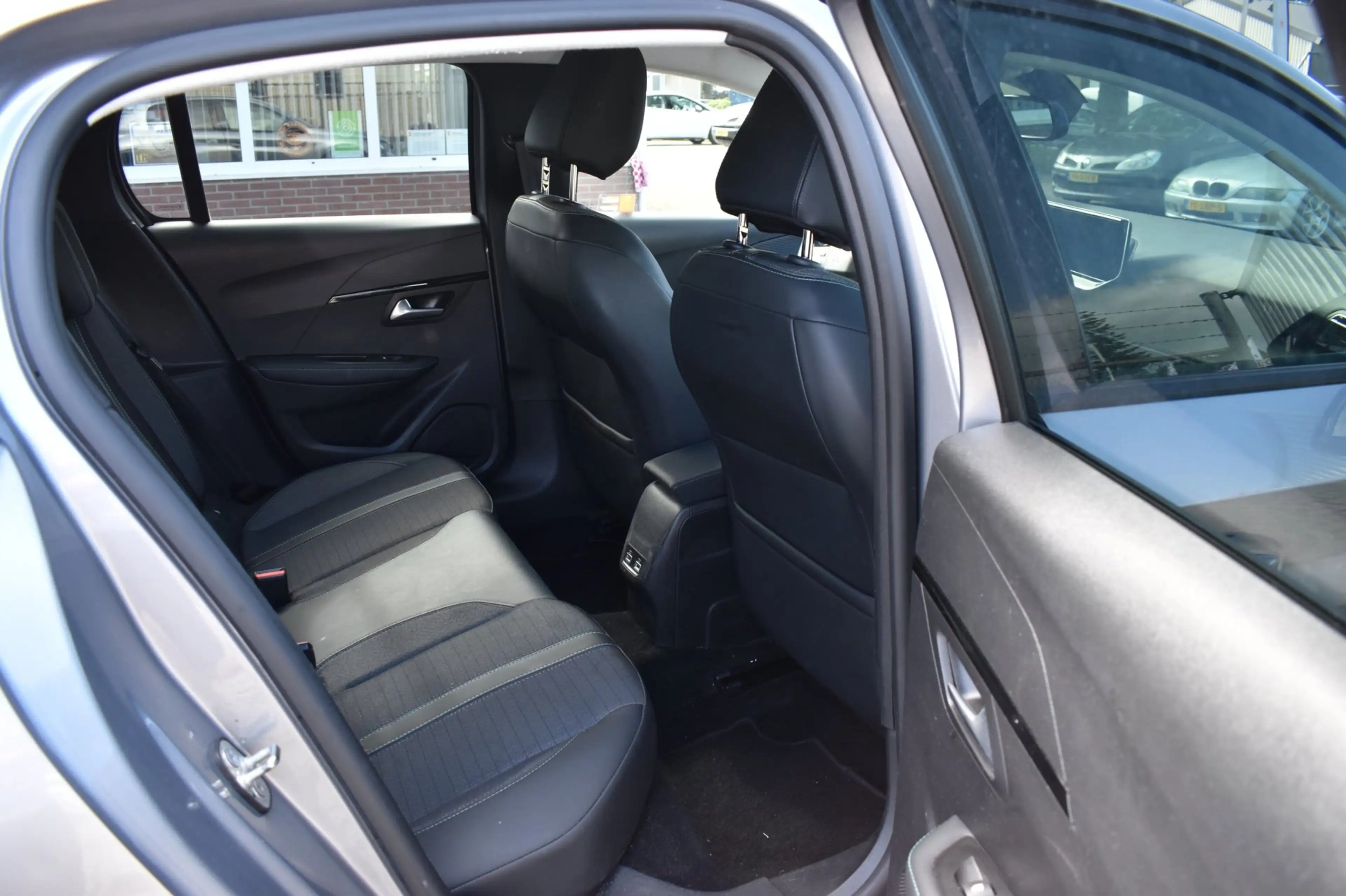 Peugeot e-208 EV Allure 50 kWh — photo 12