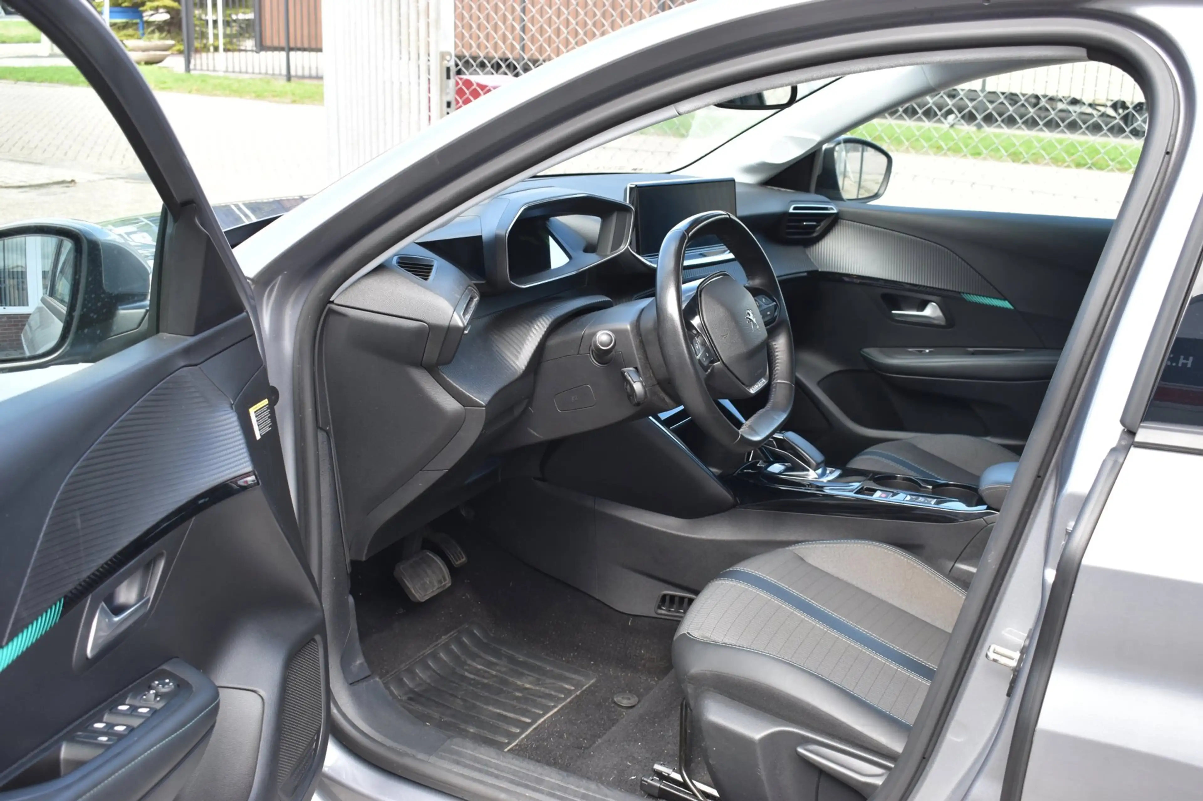 Peugeot e-208 EV Allure 50 kWh — photo 6