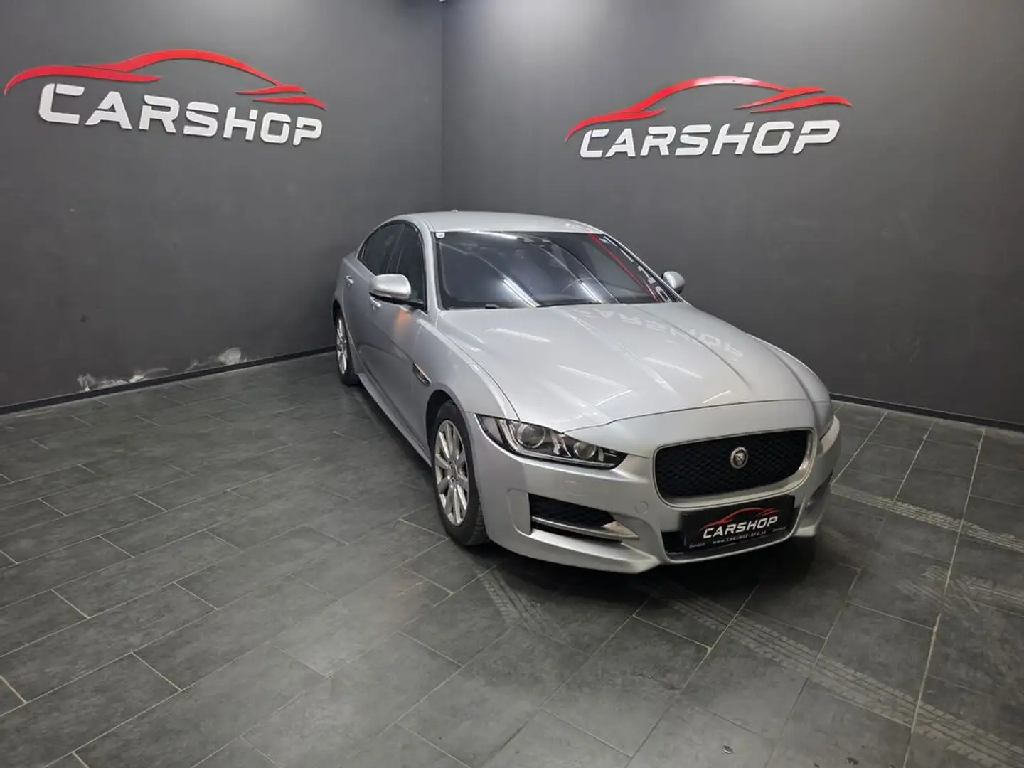 Jaguar XE R-Sport Silber - 2