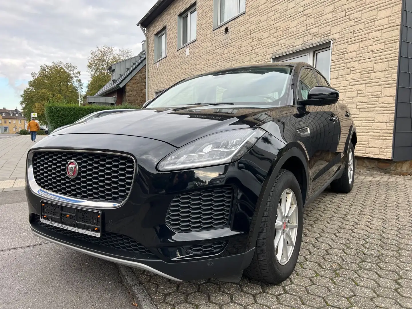 Jaguar E-Pace E-PACE  AWD * AUTOMATIK* NAVI* KAMERA Schwarz - 1