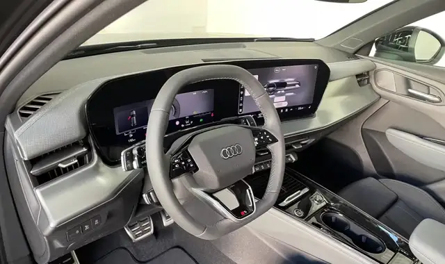 Audi Q3 view 8