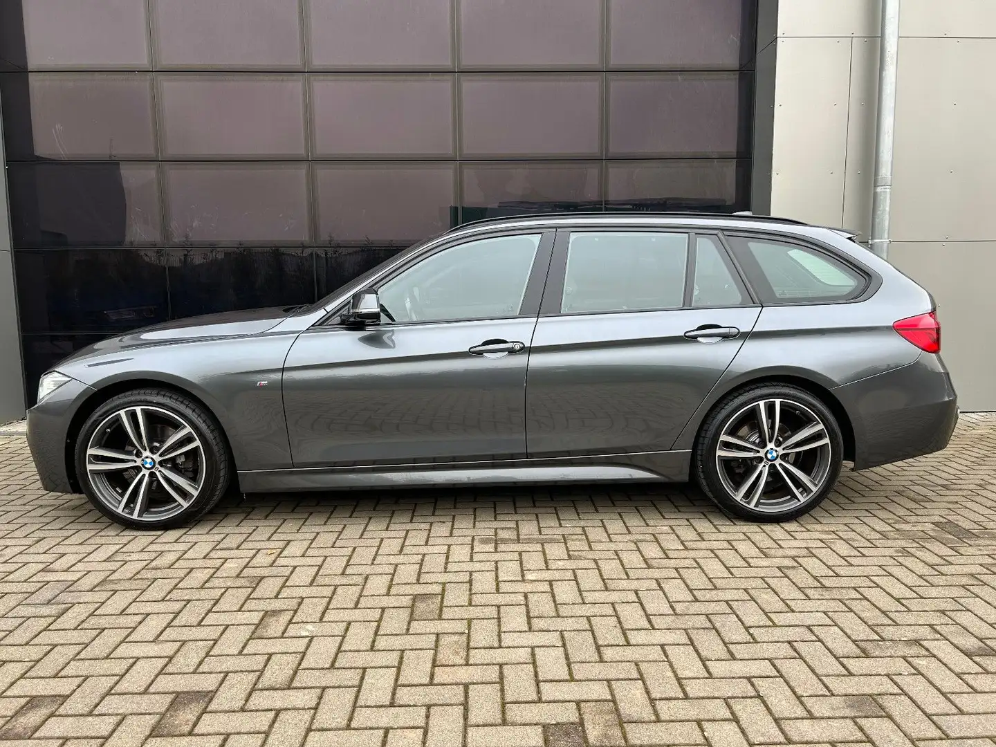 BMW 320 d xDrive M Sport AHK|NavProf|Leder|KeylessSt Grau - 2