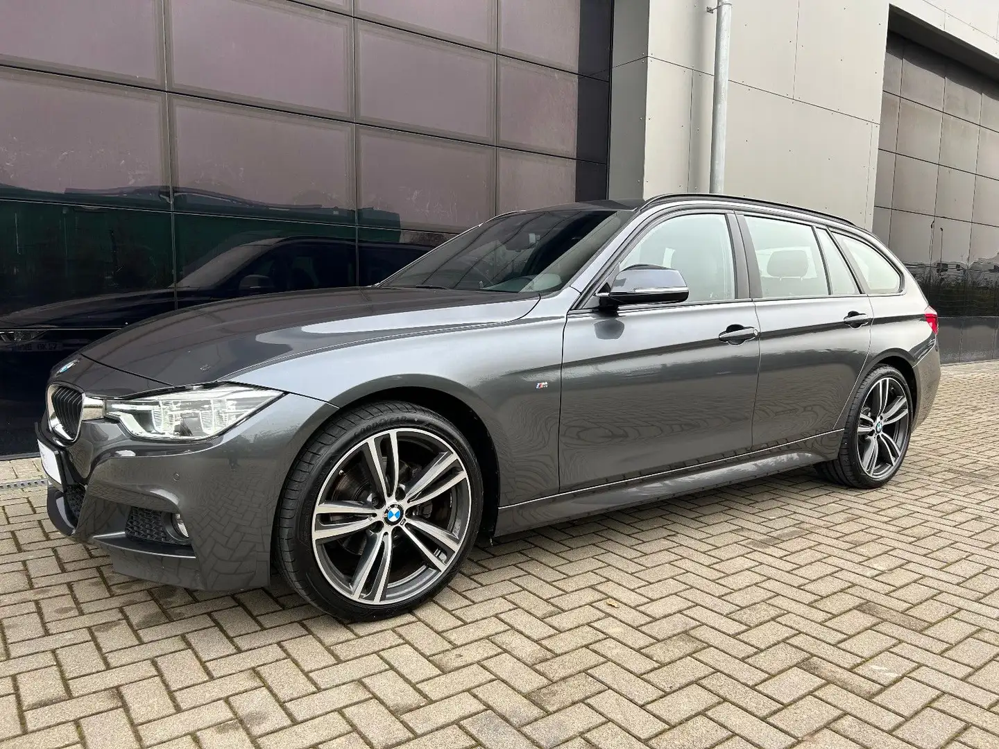 BMW 320 d xDrive M Sport AHK|NavProf|Leder|KeylessSt Grau - 1