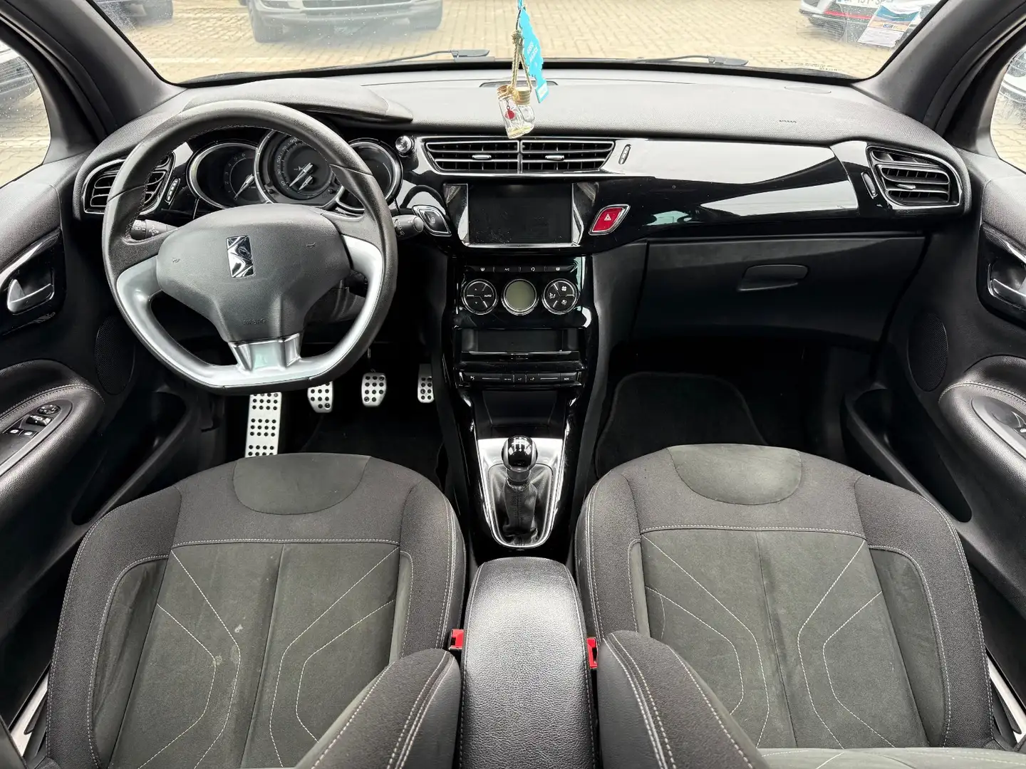 DS Automobiles DS 3 DS 3 PureTech 82 BVM5 Connected Chic Schwarz - 2