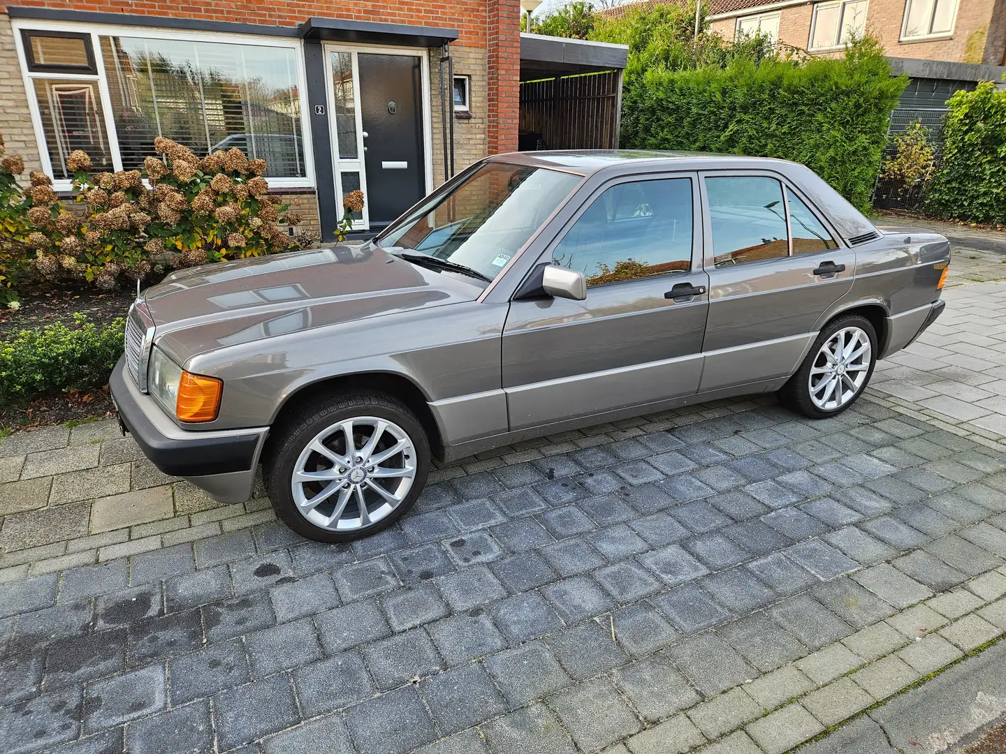Mercedes-Benz 190 190E 2.0 1990 122PK Automaat/Schuifdak/Leder stuur Gri - 1