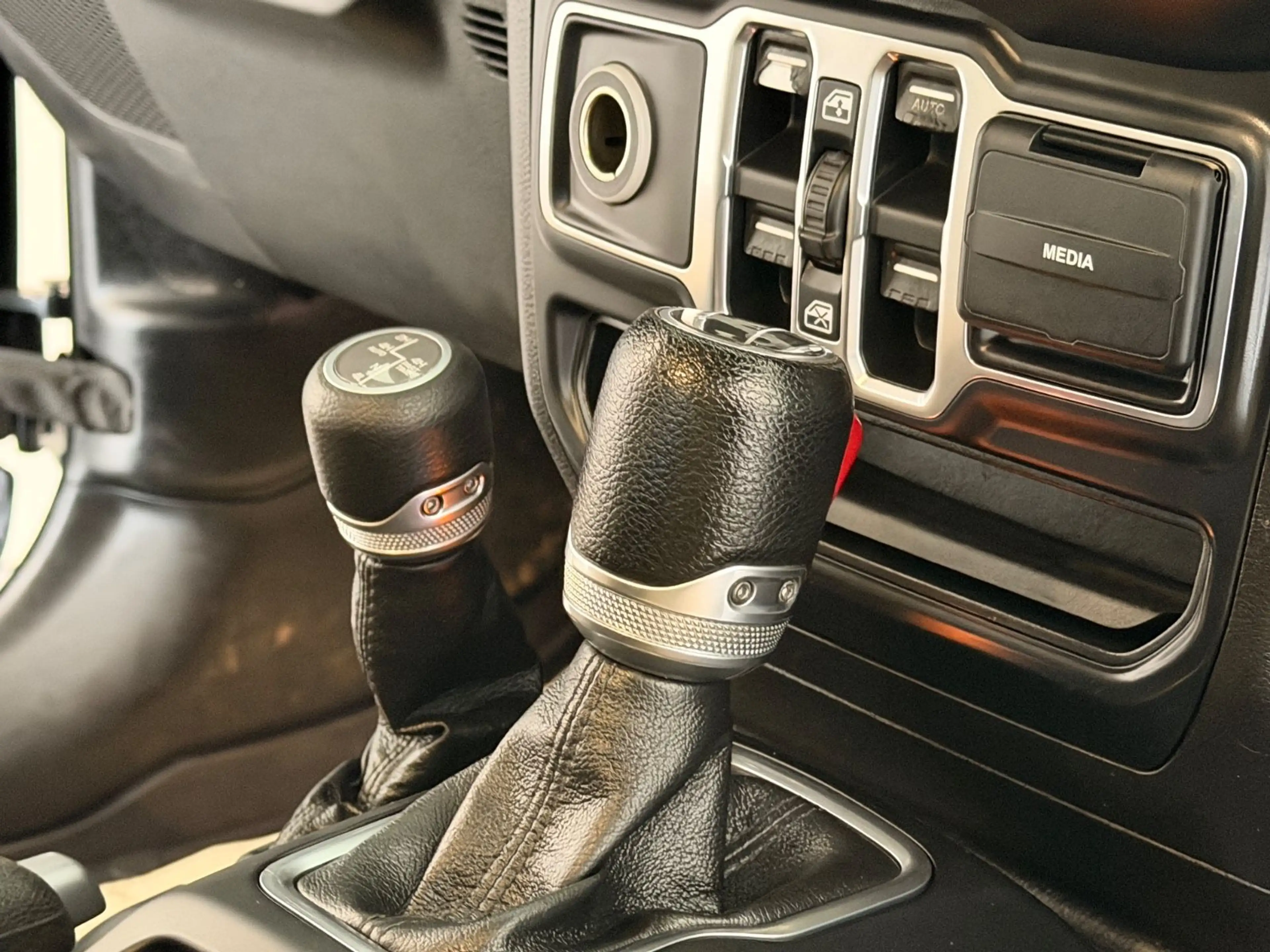 Jeep Wrangler / Wrangler Unlimited Sport — photo 14