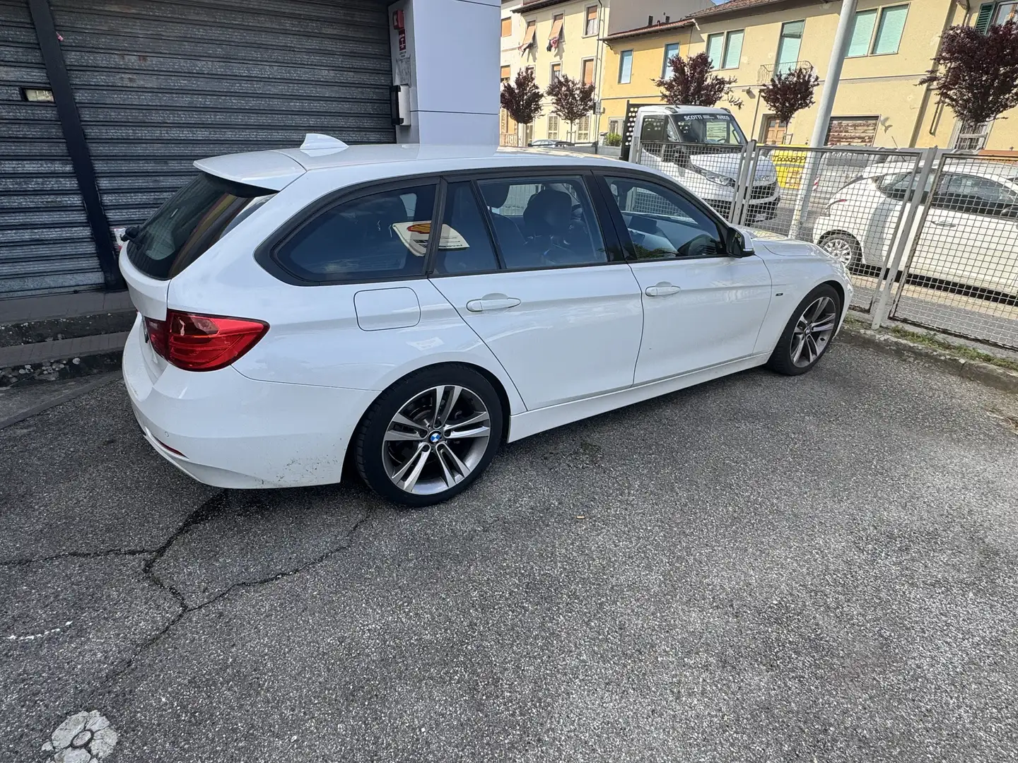 BMW 320 320d Touring Sport - 2