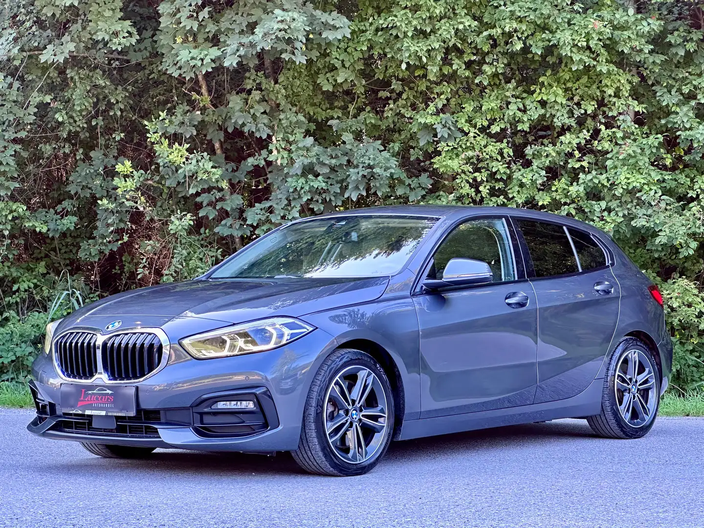 BMW 120 d xDrive Sport Line AHK*LED*NAVI*SHADOW-LINE* Grau - 1