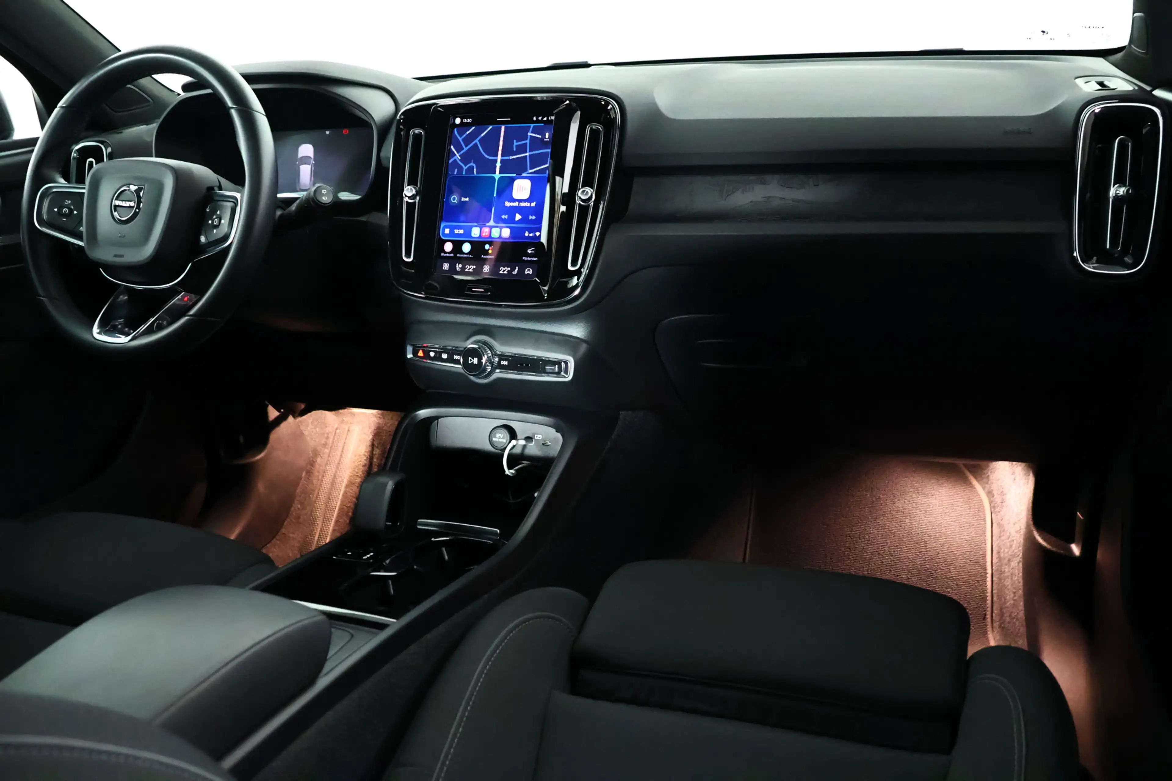 Volvo XC40 Recharge Plus 70 kWh / Navigatie / Pilot Assist / — photo 15