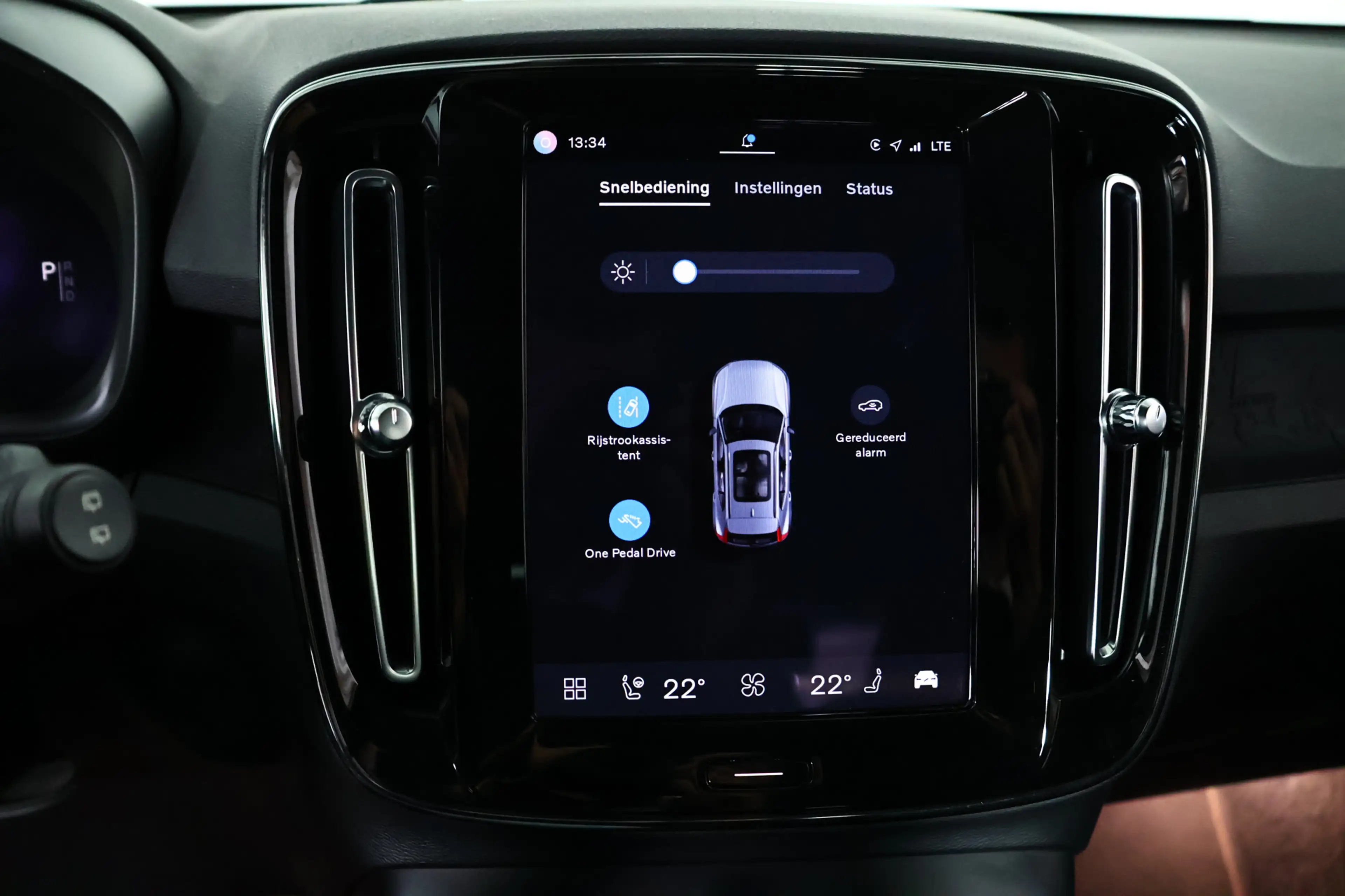 Volvo XC40 Recharge Plus 70 kWh / Navigatie / Pilot Assist / — photo 23