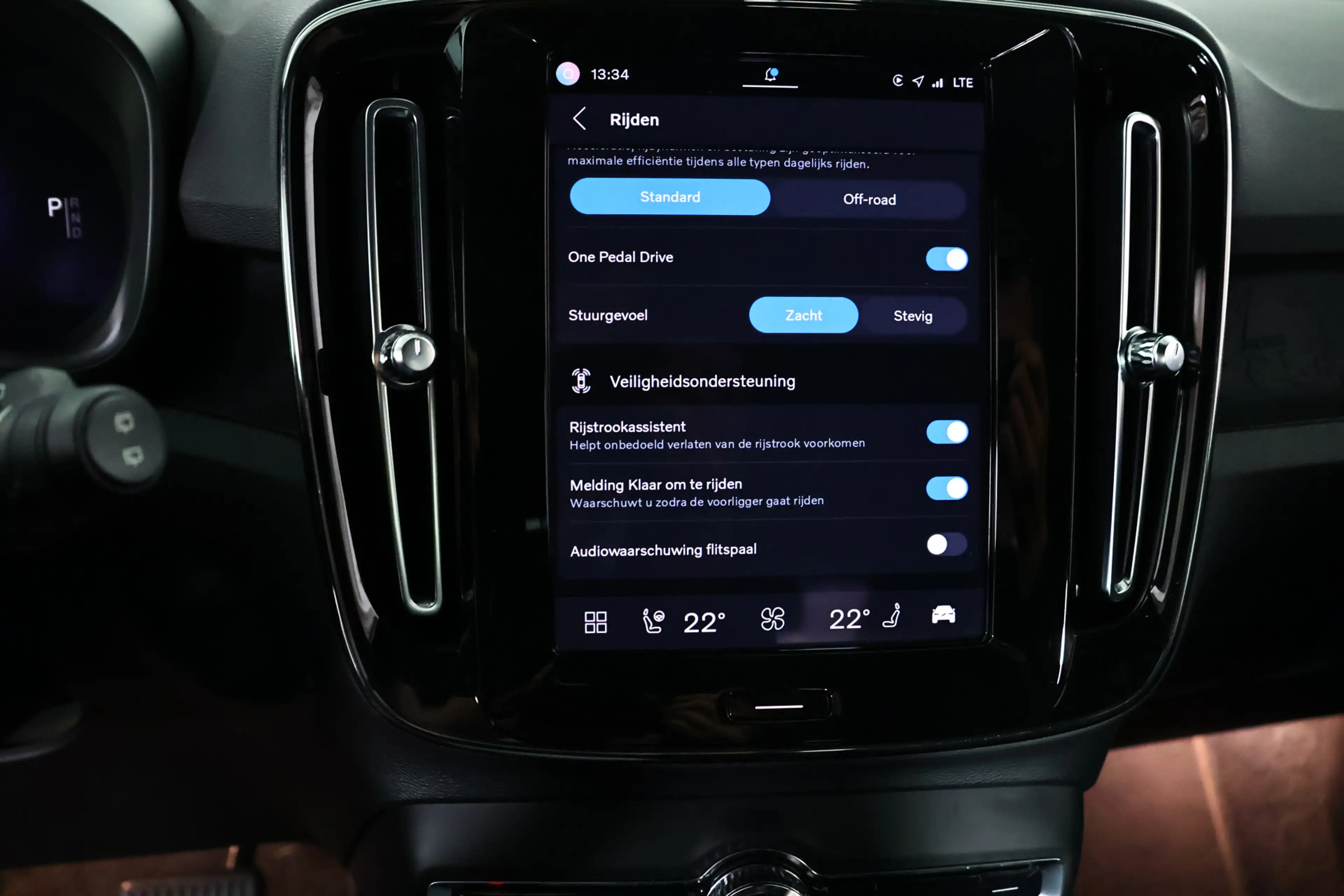Volvo XC40 Recharge Plus 70 kWh / Navigatie / Pilot Assist / — photo 25