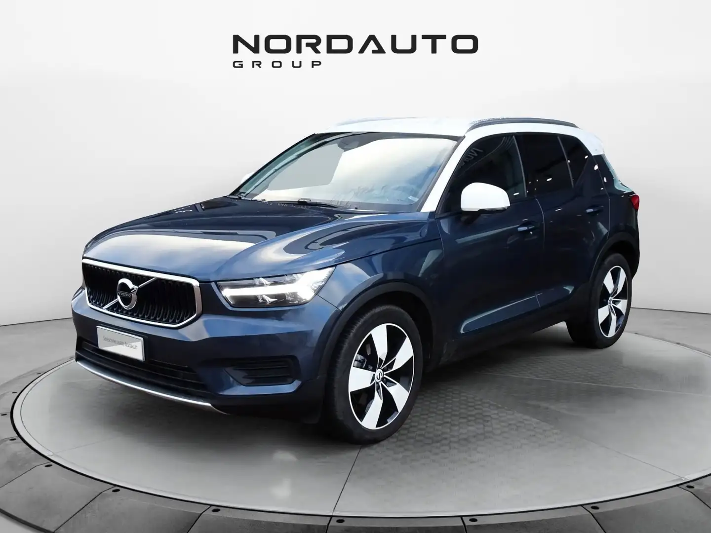 Volvo XC40 (2017-->) B4 AWD Geartronic Momentum Blau - 1