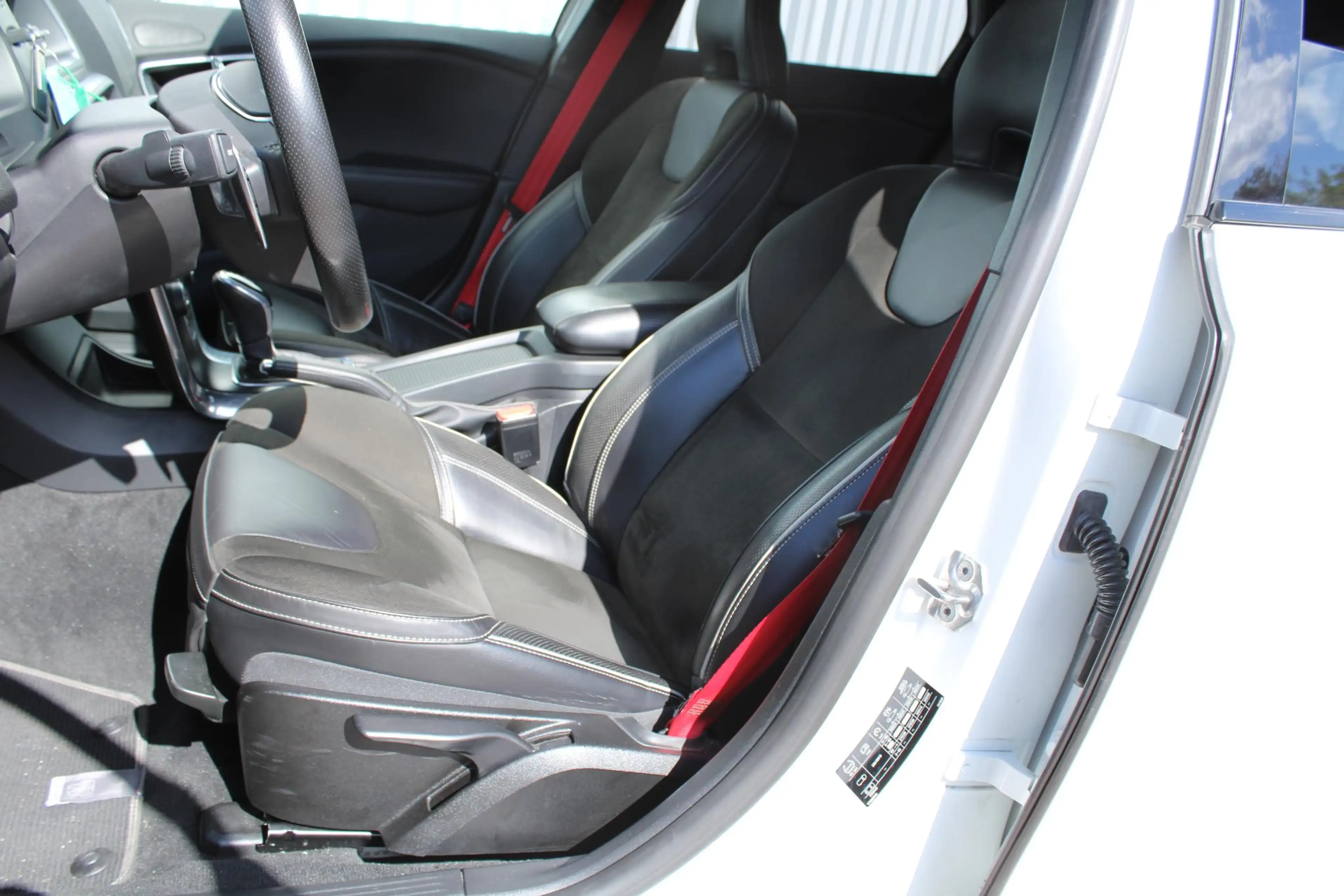 Volvo V40 2.0 T5 Carbon Edition | Active Bi-Xenon koplampen — photo 12