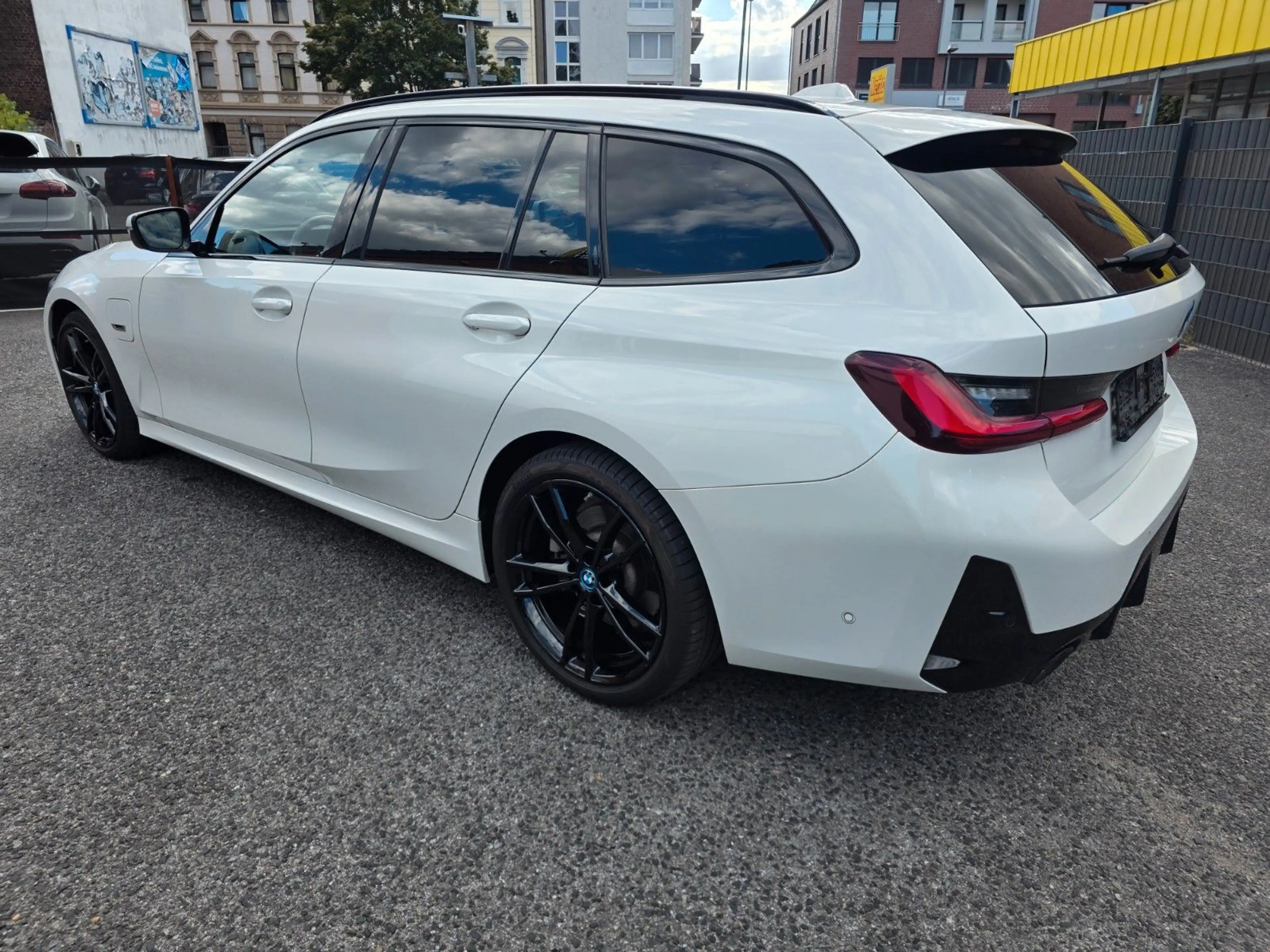 BMW 330 e M Sport Widescreen-HeadUp-Kamera-Ambiente — photo 6