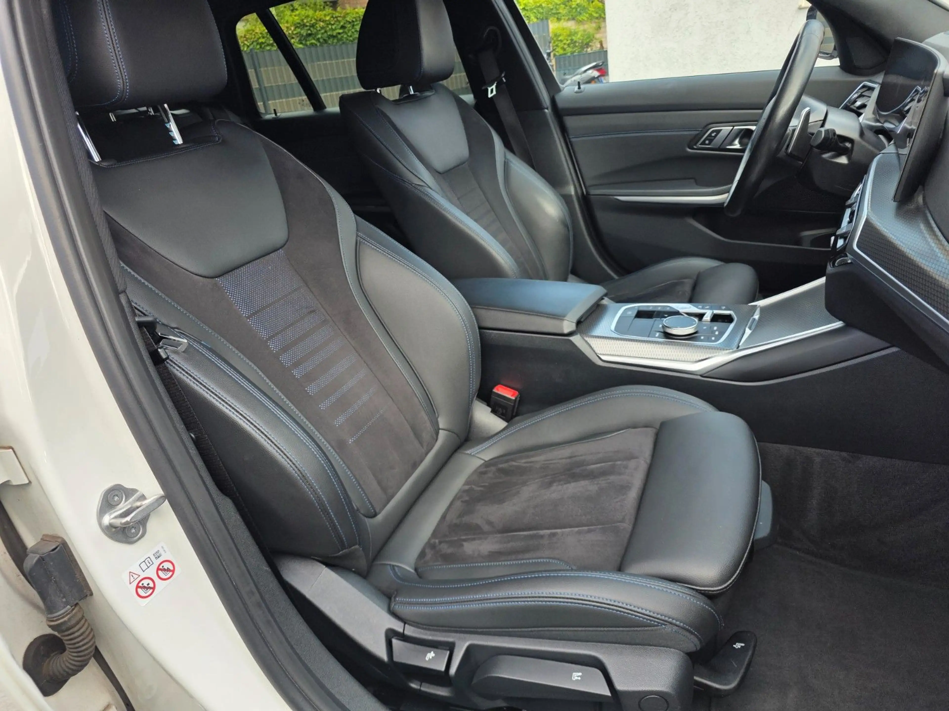 BMW 330 e M Sport Widescreen-HeadUp-Kamera-Ambiente — photo 12