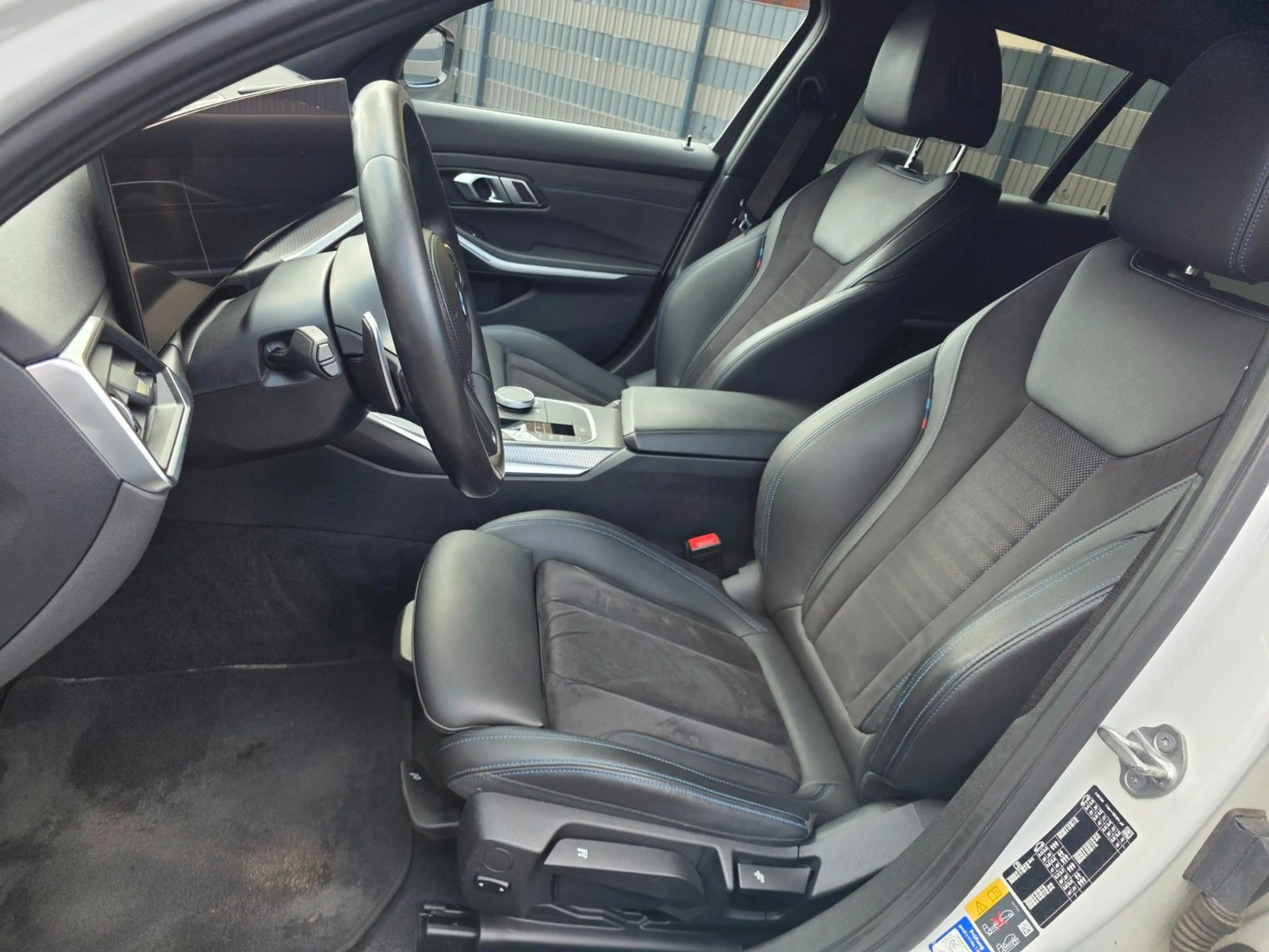 BMW 330 e M Sport Widescreen-HeadUp-Kamera-Ambiente — photo 7