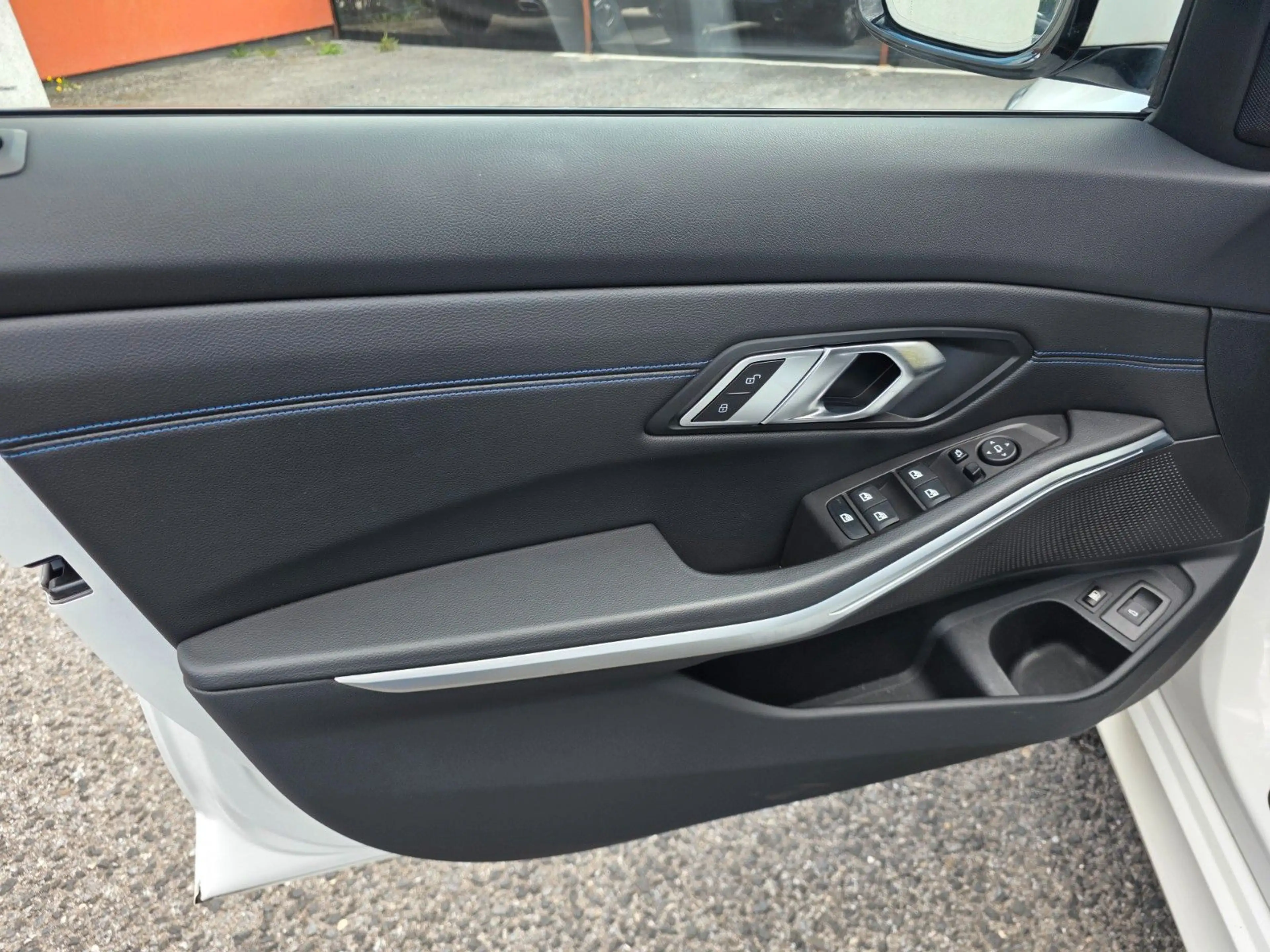 BMW 330 e M Sport Widescreen-HeadUp-Kamera-Ambiente — photo 8