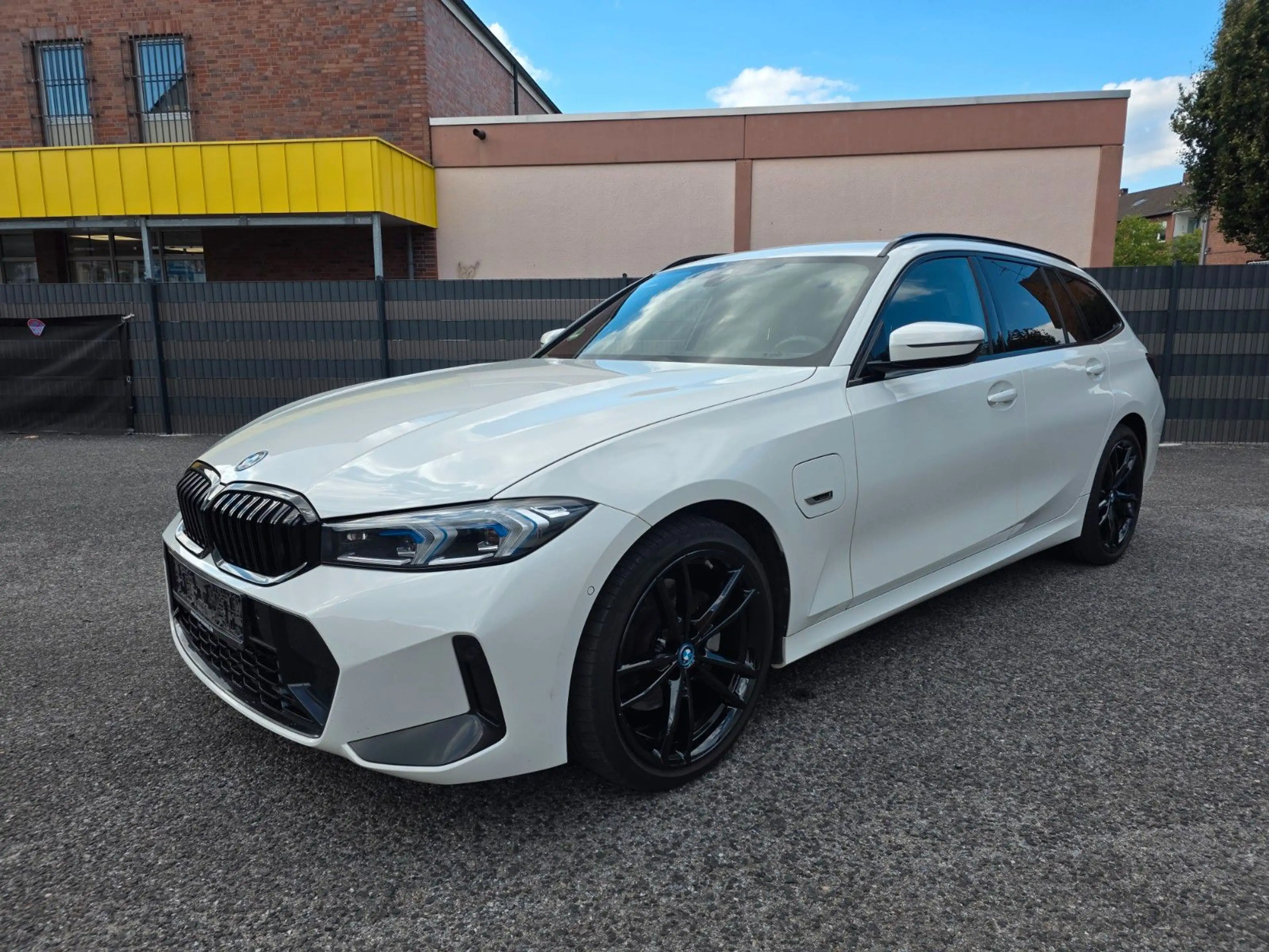 BMW 330 e M Sport Widescreen-HeadUp-Kamera-Ambiente