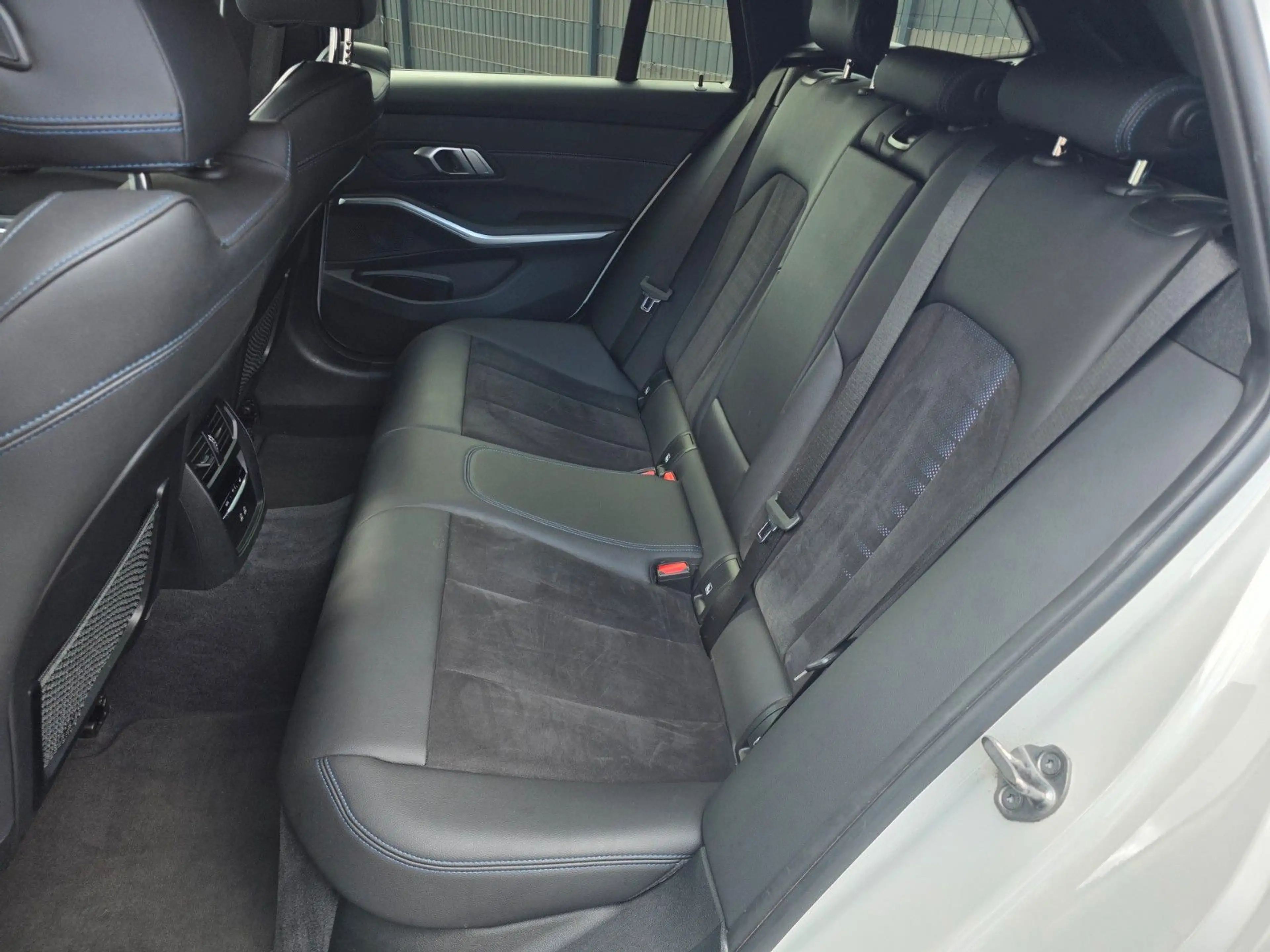 BMW 330 e M Sport Widescreen-HeadUp-Kamera-Ambiente — photo 9
