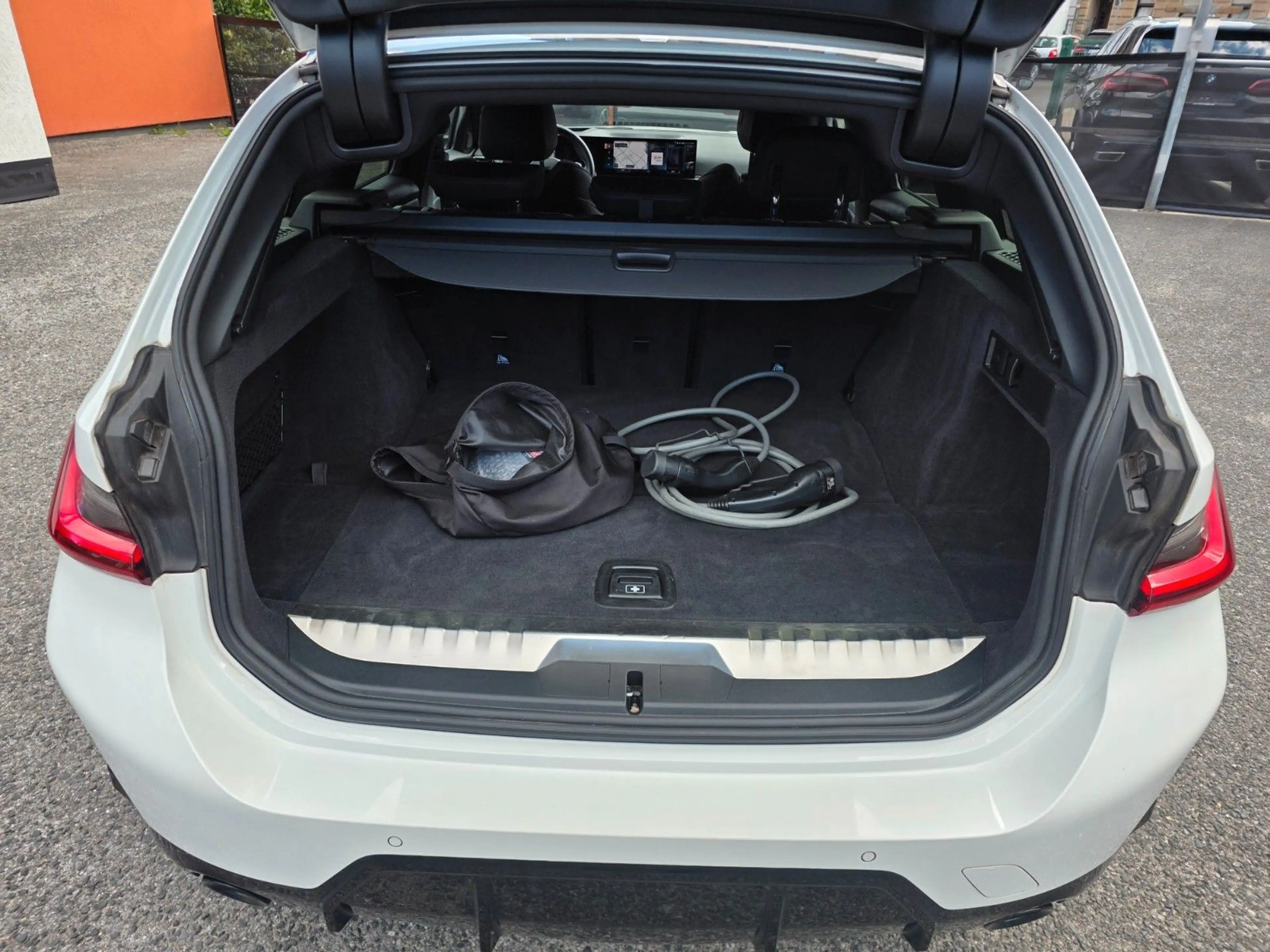 BMW 330 e M Sport Widescreen-HeadUp-Kamera-Ambiente — photo 11