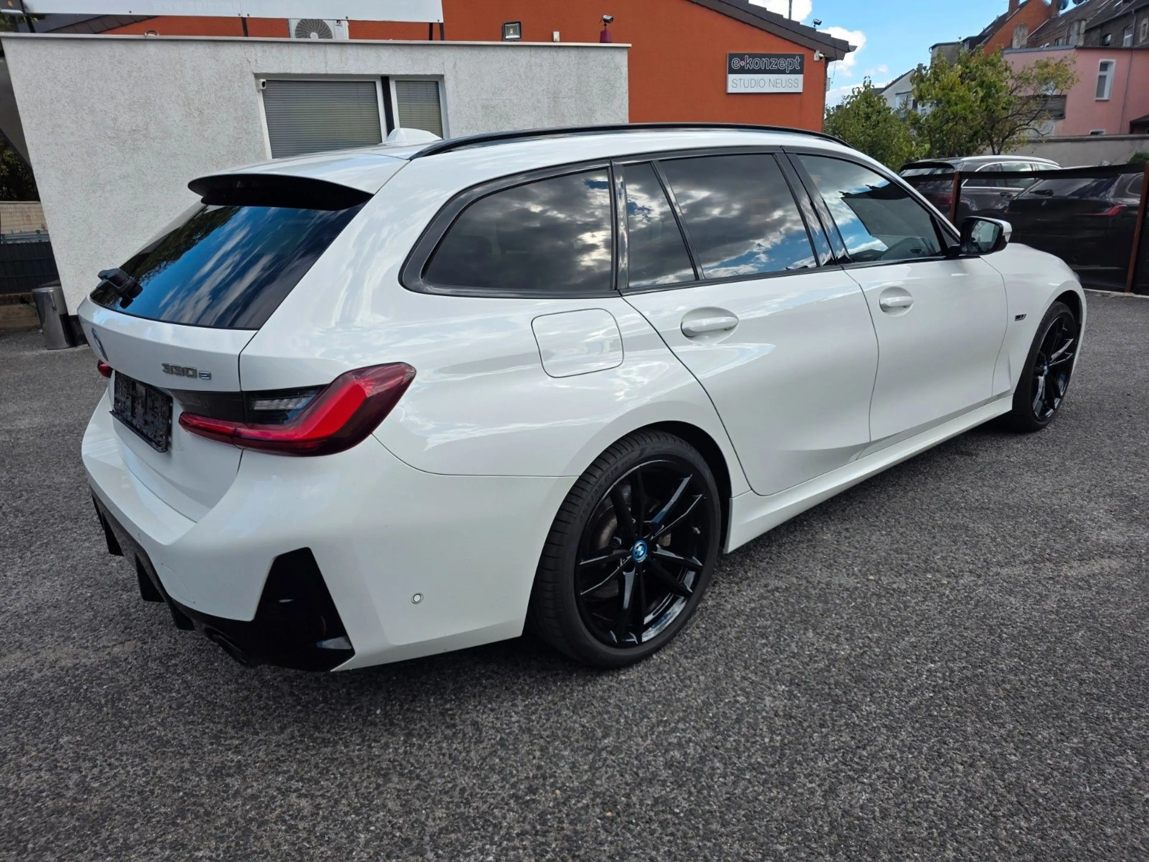 BMW 330 e M Sport Widescreen-HeadUp-Kamera-Ambiente — photo 4