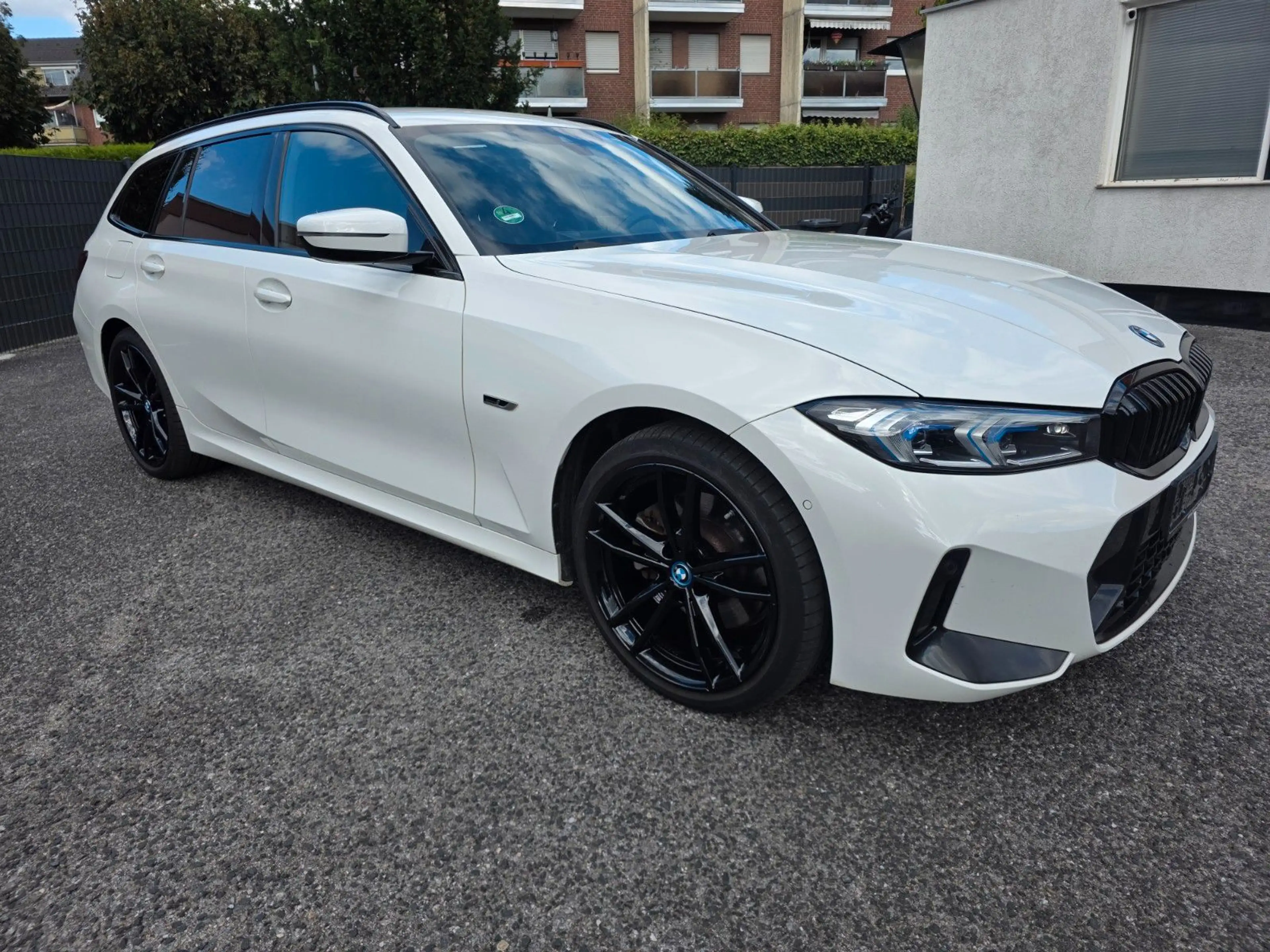 BMW 330 e M Sport Widescreen-HeadUp-Kamera-Ambiente — photo 3